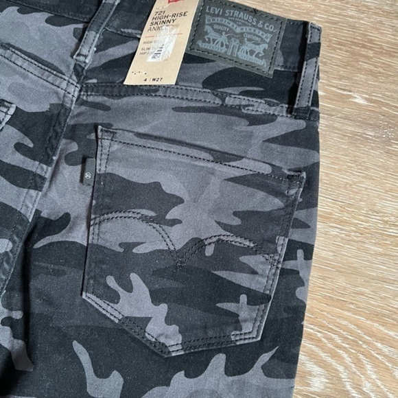 Levi’s 721 high rise skinny ankle camo pants - Picture 10 of 13
